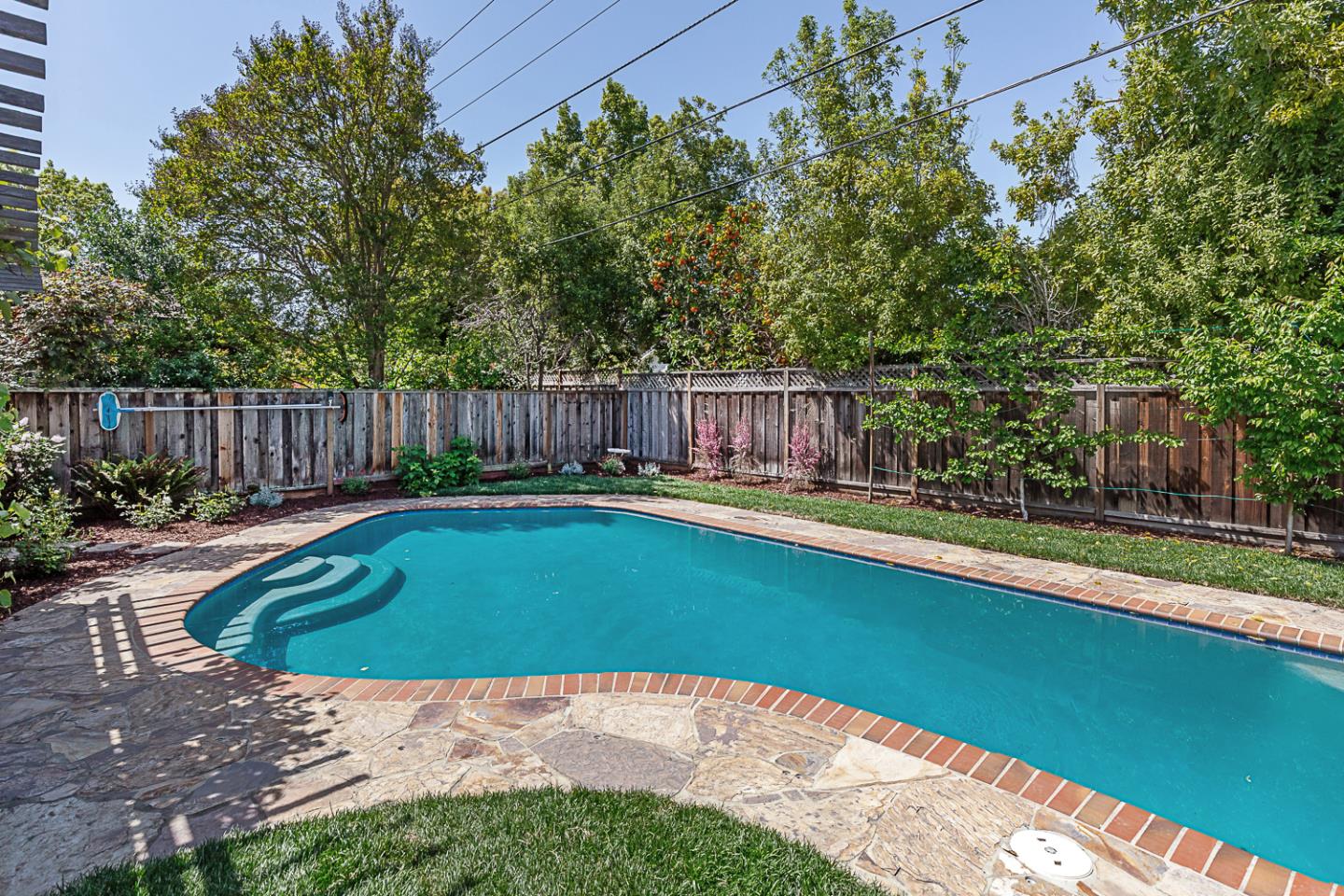Detail Gallery Image 24 of 42 For 1532 Meadow Ln, Mountain View,  CA 94040 - 4 Beds | 2/1 Baths