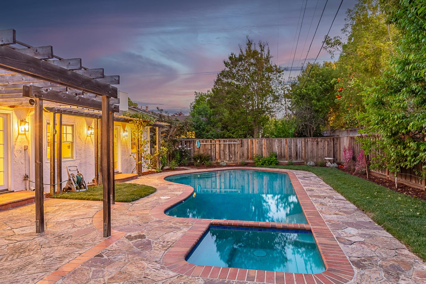 Detail Gallery Image 25 of 42 For 1532 Meadow Ln, Mountain View,  CA 94040 - 4 Beds | 2/1 Baths