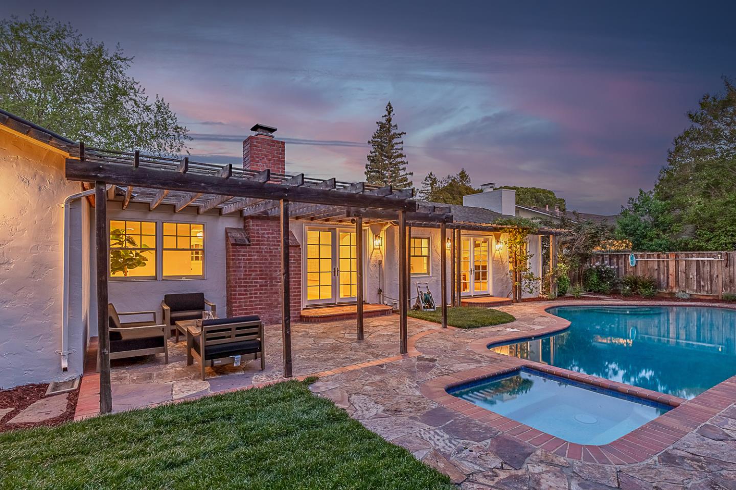 Detail Gallery Image 26 of 42 For 1532 Meadow Ln, Mountain View,  CA 94040 - 4 Beds | 2/1 Baths