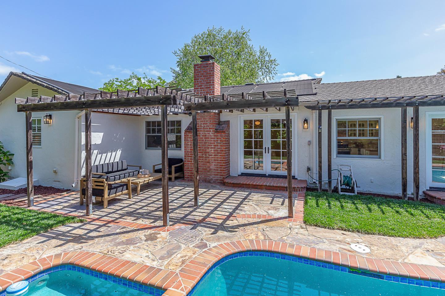 Detail Gallery Image 30 of 42 For 1532 Meadow Ln, Mountain View,  CA 94040 - 4 Beds | 2/1 Baths