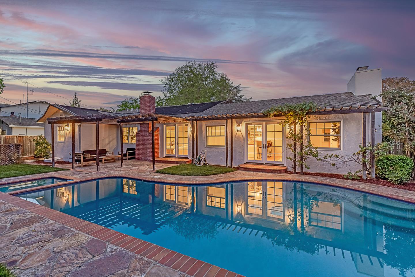 Detail Gallery Image 31 of 42 For 1532 Meadow Ln, Mountain View,  CA 94040 - 4 Beds | 2/1 Baths