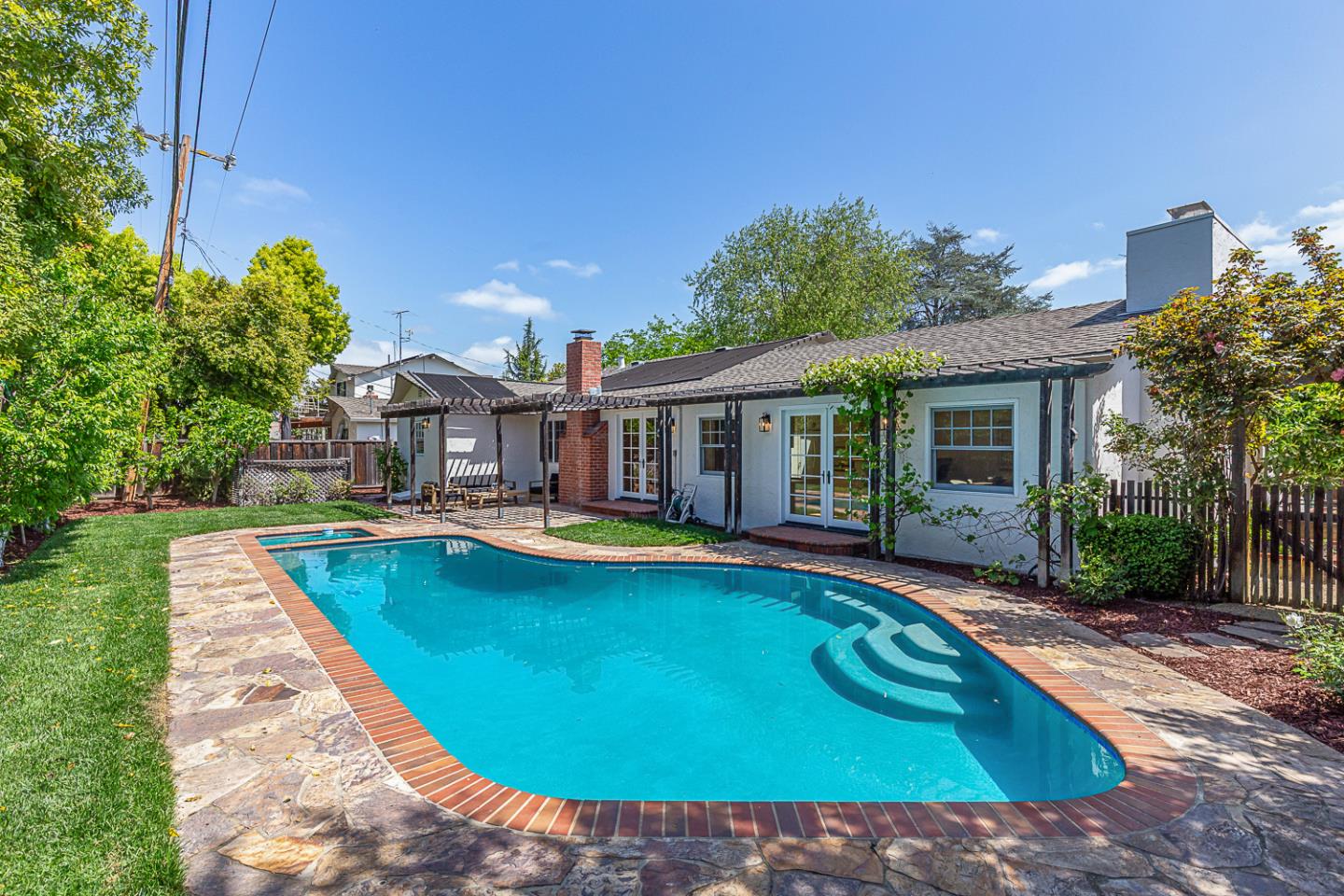 Detail Gallery Image 33 of 42 For 1532 Meadow Ln, Mountain View,  CA 94040 - 4 Beds | 2/1 Baths