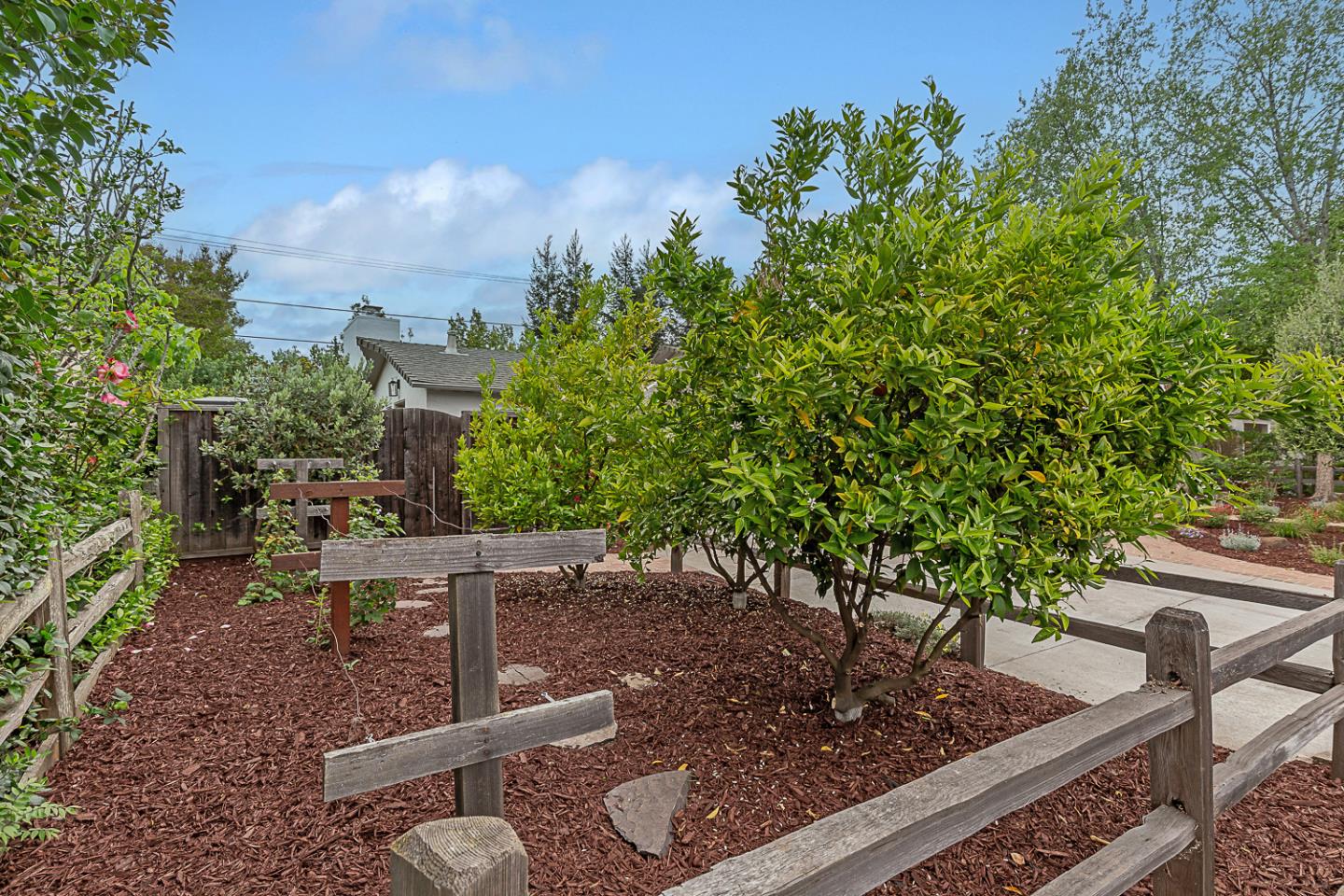 Detail Gallery Image 34 of 42 For 1532 Meadow Ln, Mountain View,  CA 94040 - 4 Beds | 2/1 Baths