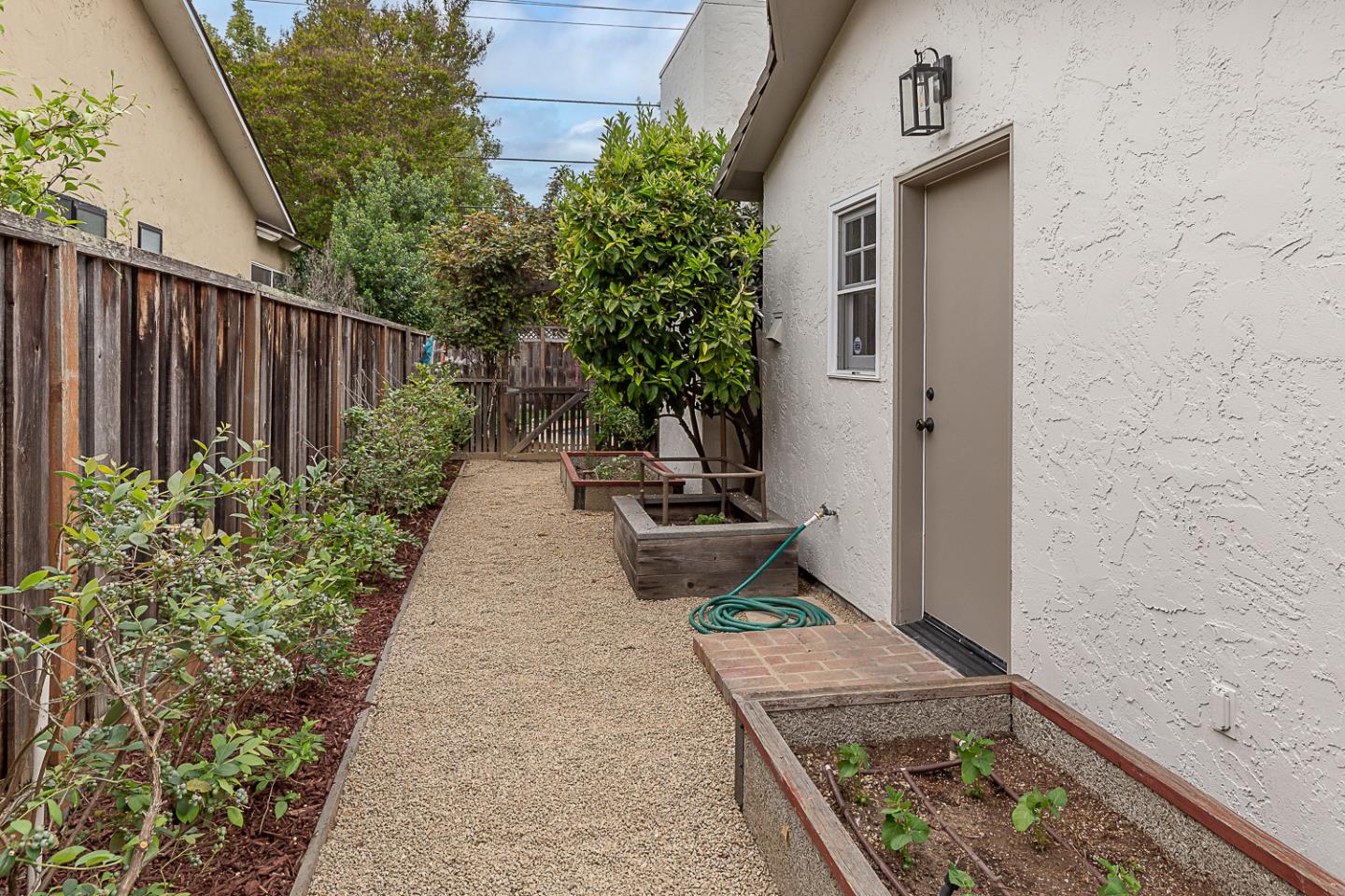 Detail Gallery Image 35 of 42 For 1532 Meadow Ln, Mountain View,  CA 94040 - 4 Beds | 2/1 Baths