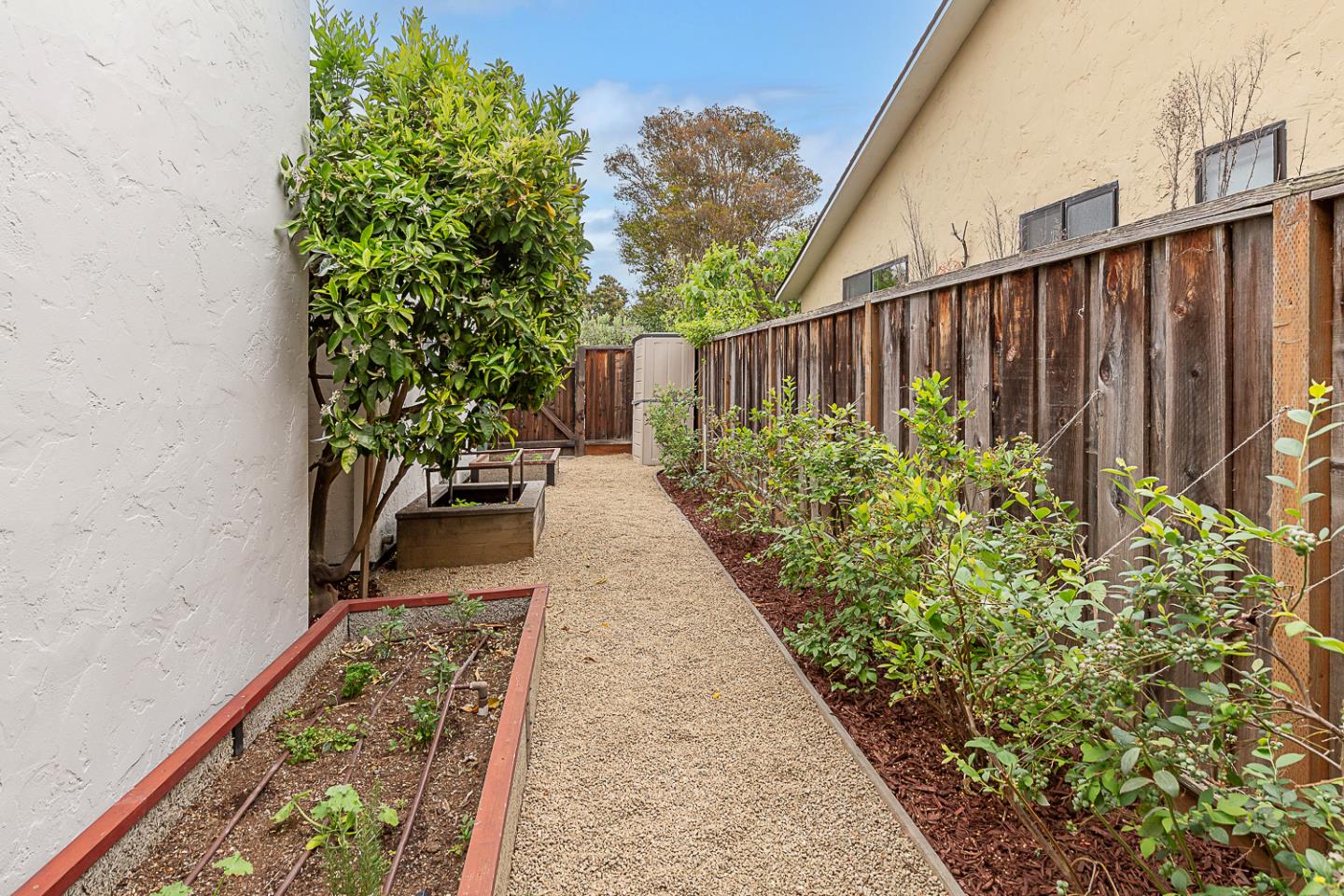 Detail Gallery Image 36 of 42 For 1532 Meadow Ln, Mountain View,  CA 94040 - 4 Beds | 2/1 Baths