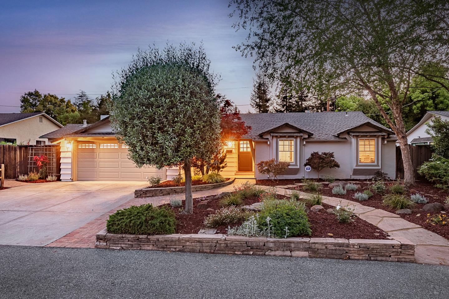 Detail Gallery Image 4 of 42 For 1532 Meadow Ln, Mountain View,  CA 94040 - 4 Beds | 2/1 Baths