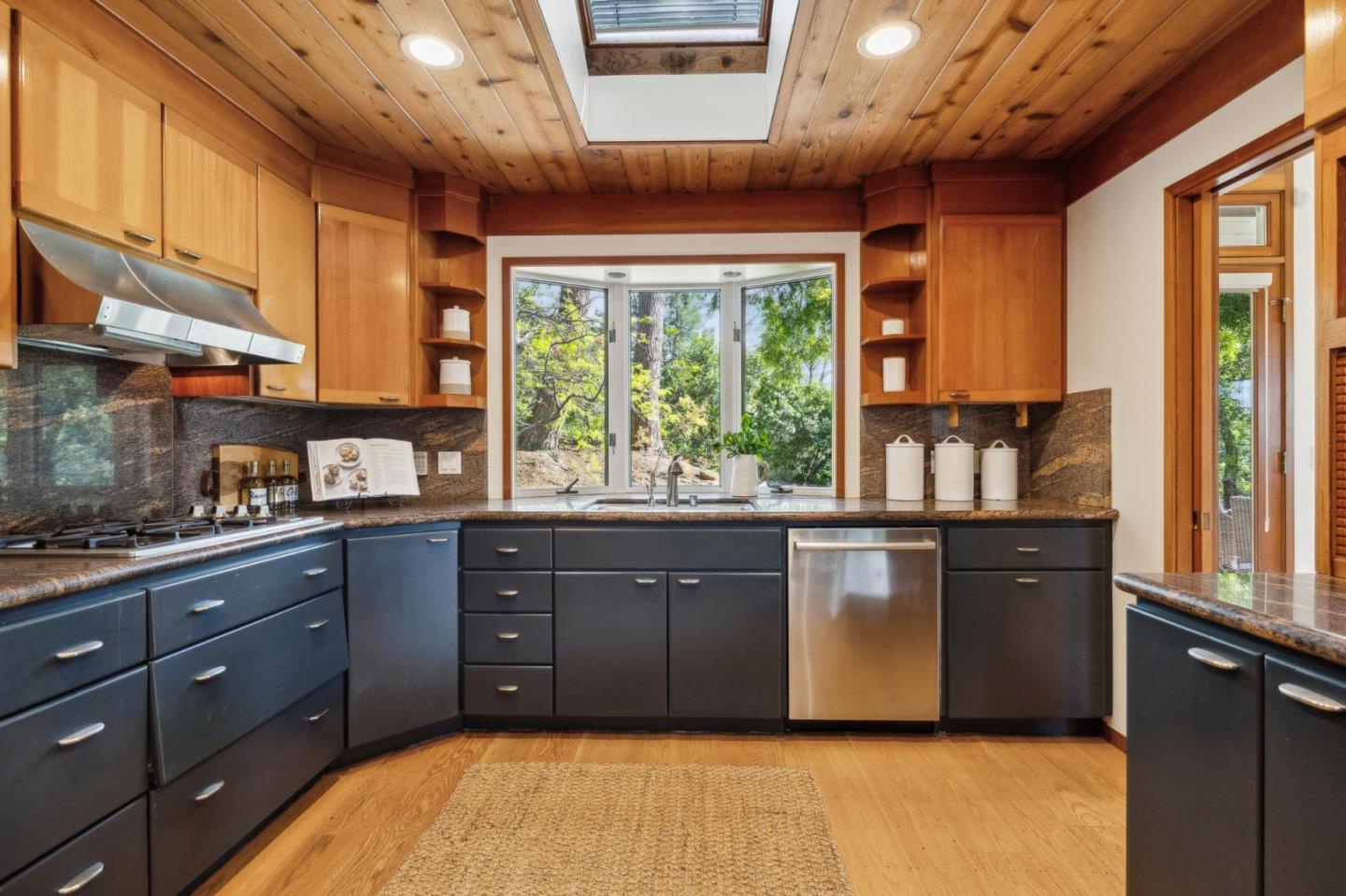 Detail Gallery Image 11 of 37 For 12675 La Cresta Dr, Los Altos Hills,  CA 94022 - 4 Beds | 3 Baths