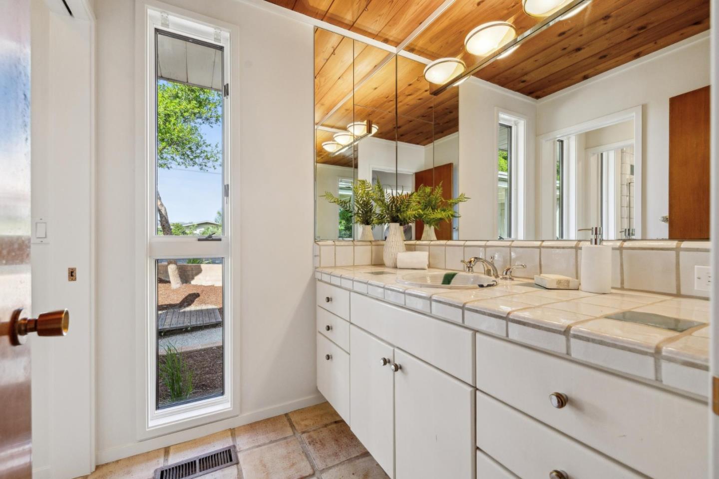Detail Gallery Image 23 of 37 For 12675 La Cresta Dr, Los Altos Hills,  CA 94022 - 4 Beds | 3 Baths