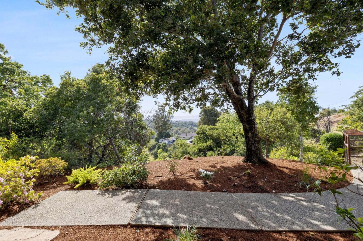 Detail Gallery Image 32 of 37 For 12675 La Cresta Dr, Los Altos Hills,  CA 94022 - 4 Beds | 3 Baths