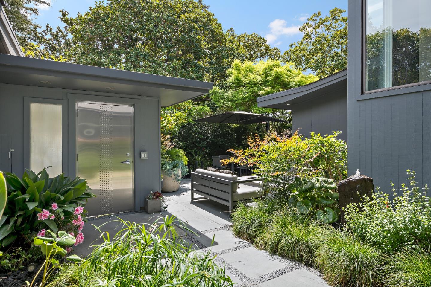 Detail Gallery Image 4 of 40 For 1101 Hamilton Ave, Palo Alto,  CA 94301 - 3 Beds | 3/1 Baths