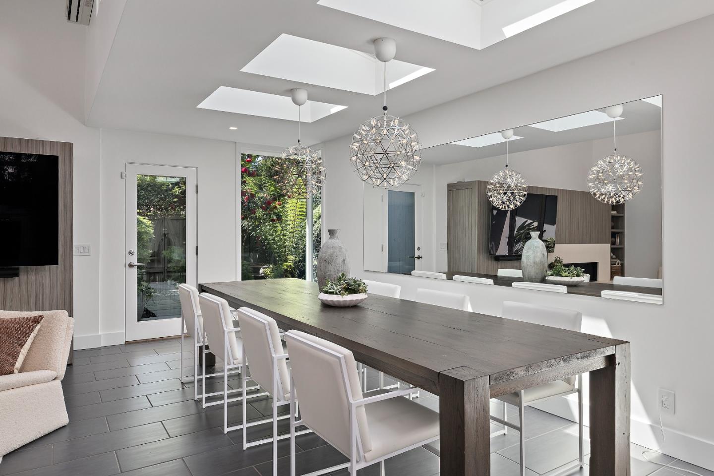 Detail Gallery Image 9 of 40 For 1101 Hamilton Ave, Palo Alto,  CA 94301 - 3 Beds | 3/1 Baths