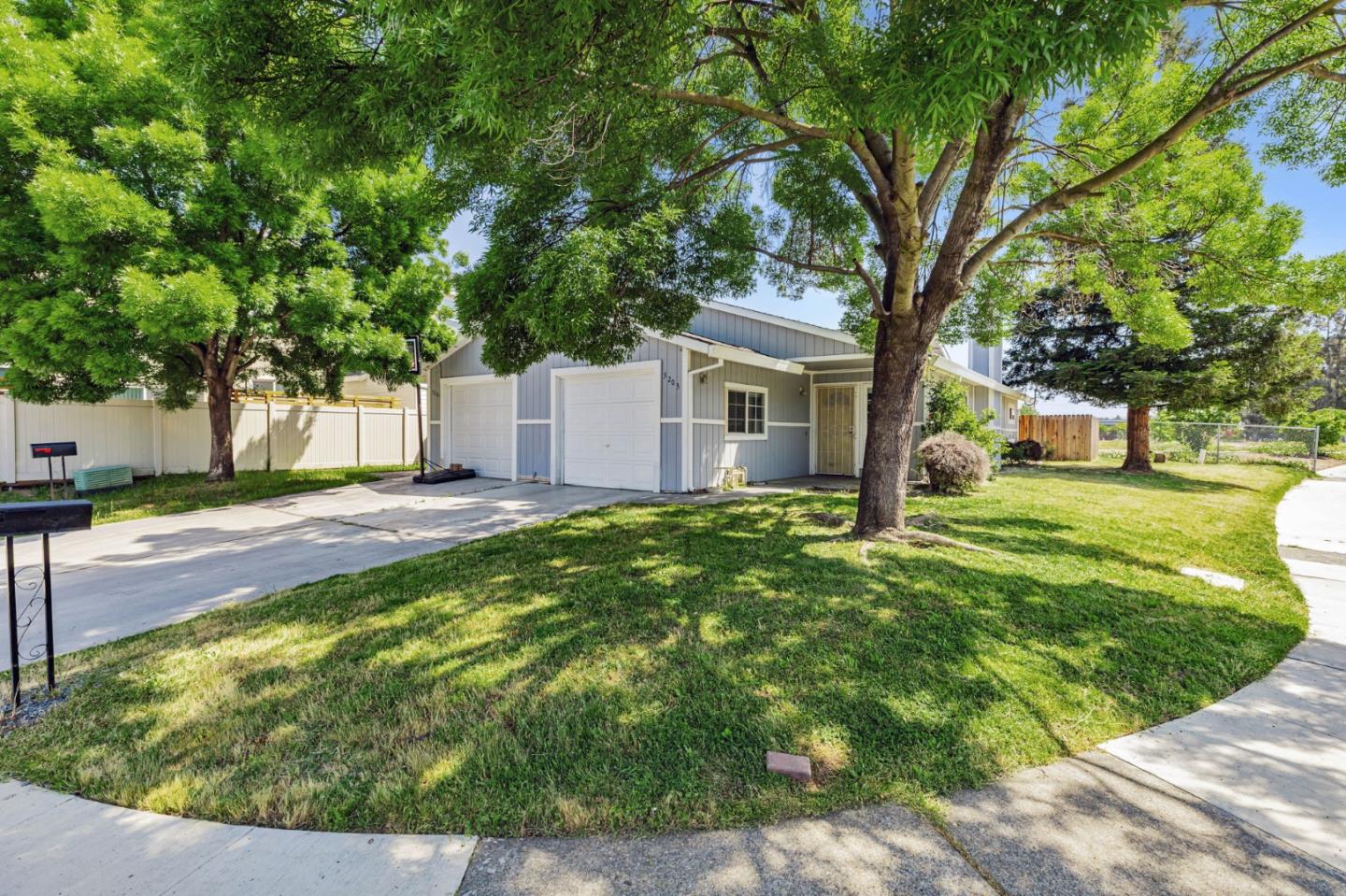 Detail Gallery Image 3 of 37 For 3203 Luscutoff Ct, Sacramento,  CA 95820 - 2 Beds | 2 Baths