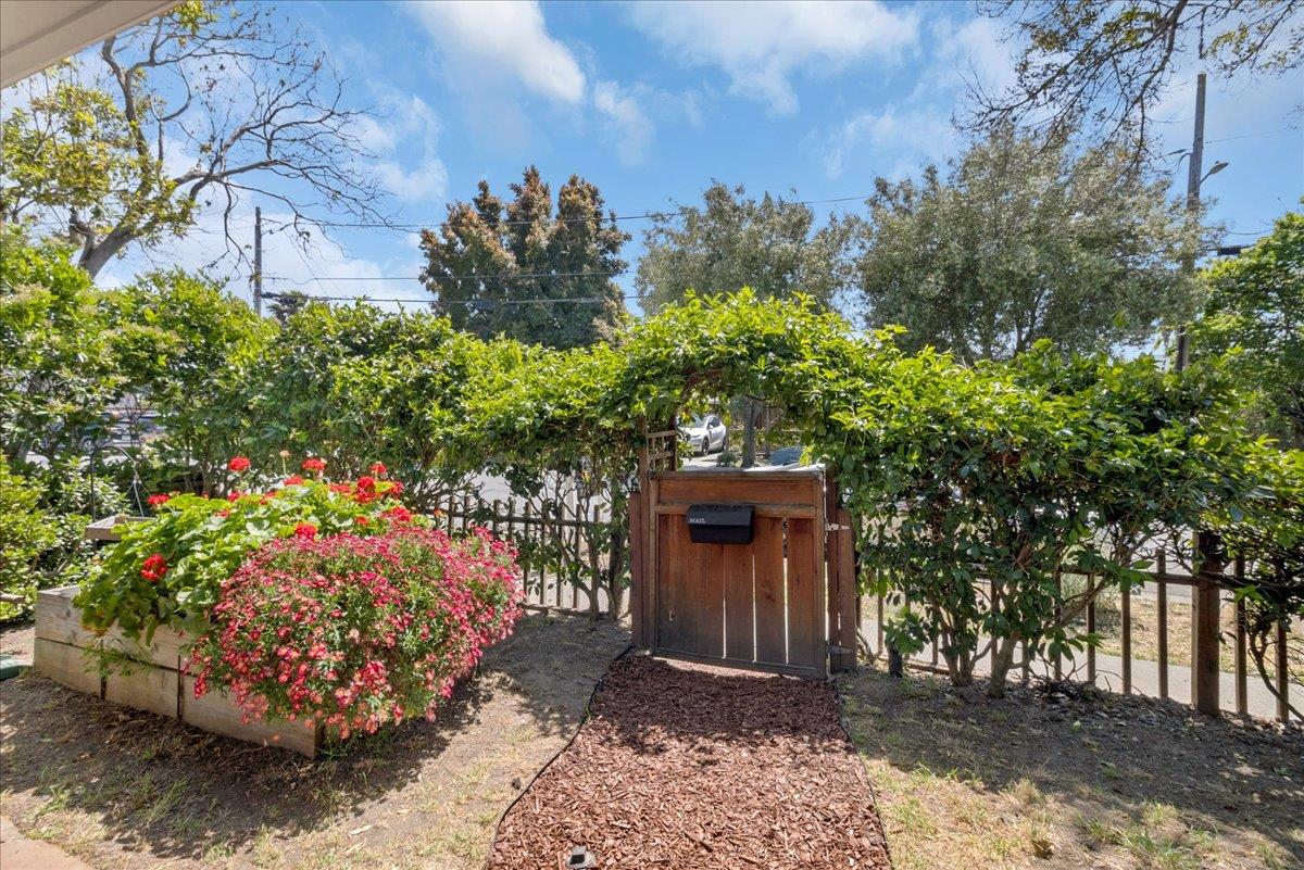 Detail Gallery Image 3 of 42 For 521 Wilkes Cir, Santa Cruz,  CA 95060 - 2 Beds | 1/1 Baths