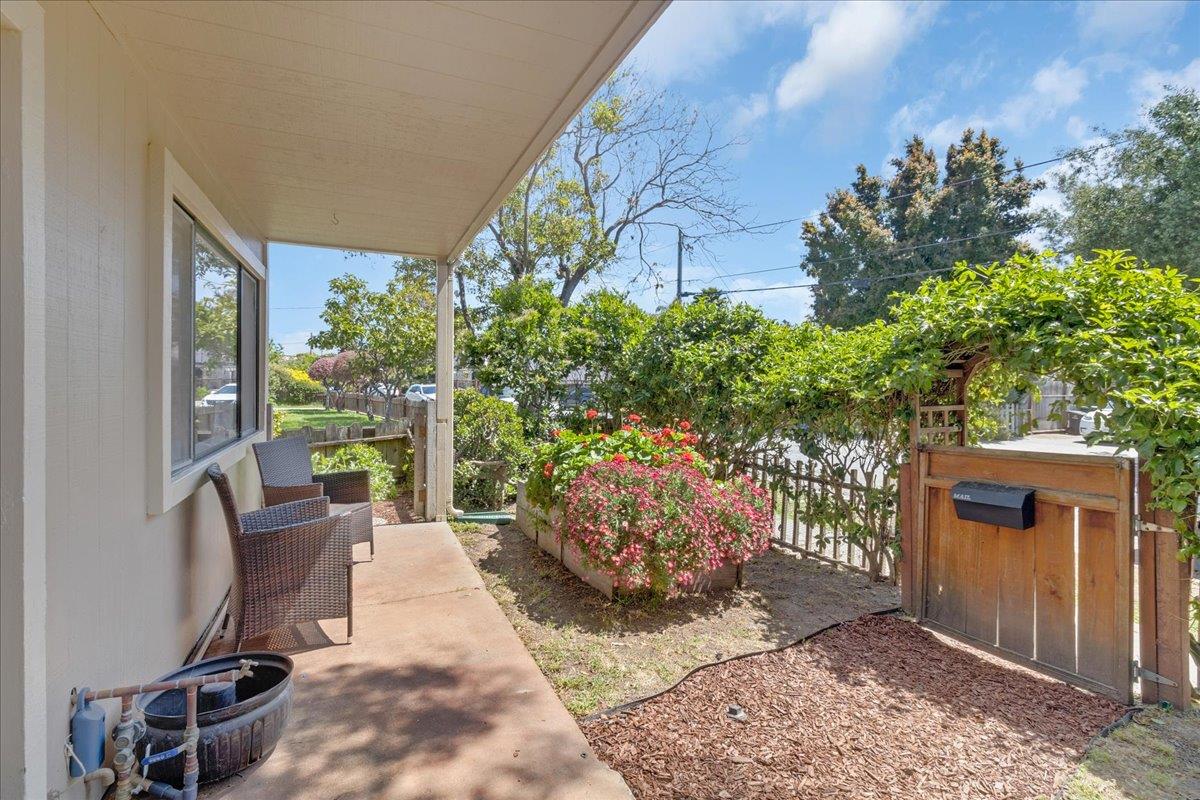 Detail Gallery Image 5 of 42 For 521 Wilkes Cir, Santa Cruz,  CA 95060 - 2 Beds | 1/1 Baths