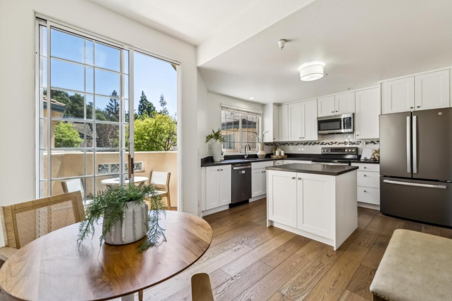 Detail Gallery Image 6 of 26 For 4173 El Camino Real #35,  Palo Alto,  CA 94306 - 3 Beds | 3/1 Baths