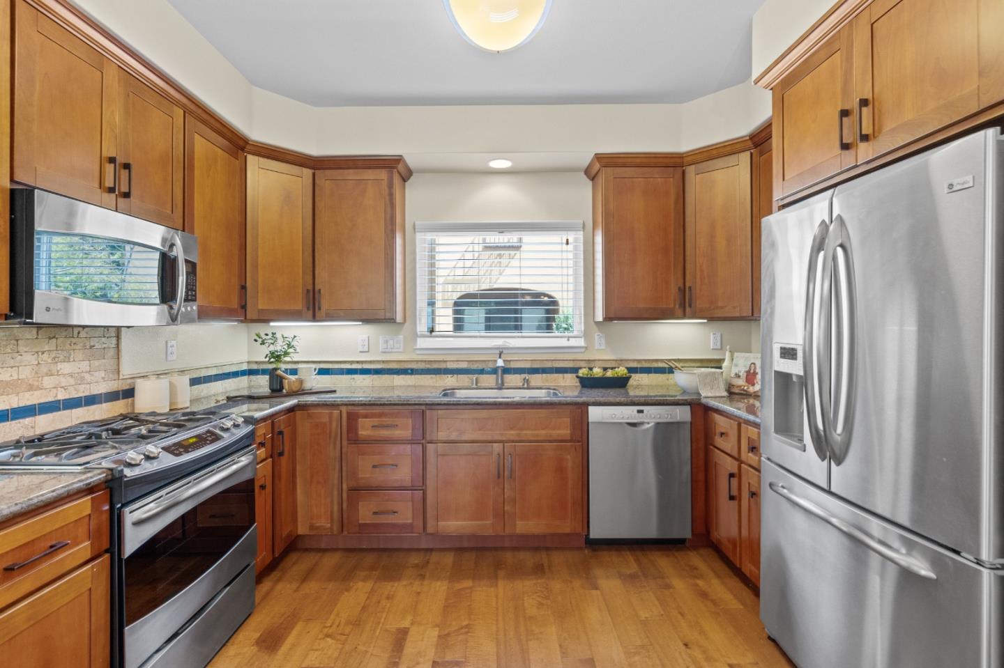 Detail Gallery Image 16 of 53 For 427 Willow Glen Way, San Jose,  CA 95125 - 3 Beds | 2/1 Baths