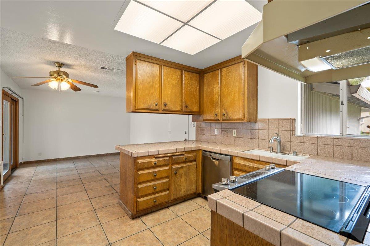 Detail Gallery Image 6 of 19 For 595 Yurok Cir, San Jose,  CA 95123 - 3 Beds | 2 Baths