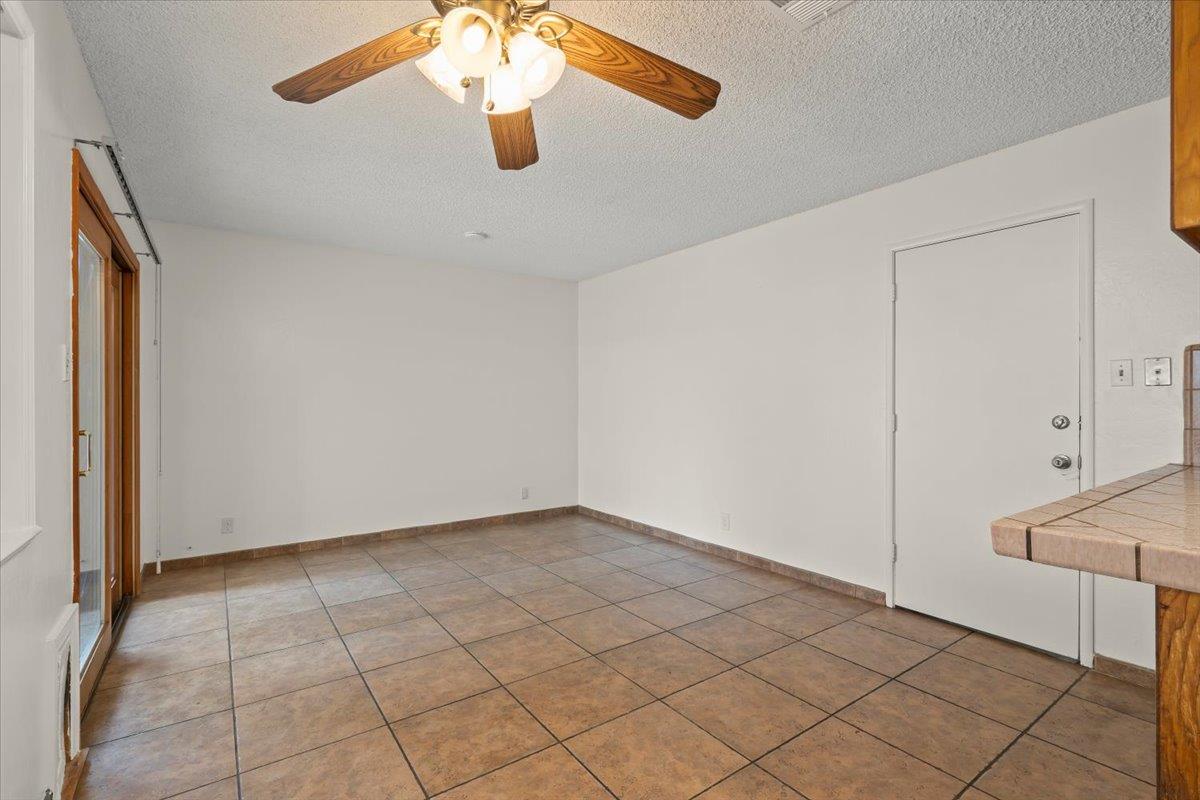 Detail Gallery Image 8 of 19 For 595 Yurok Cir, San Jose,  CA 95123 - 3 Beds | 2 Baths