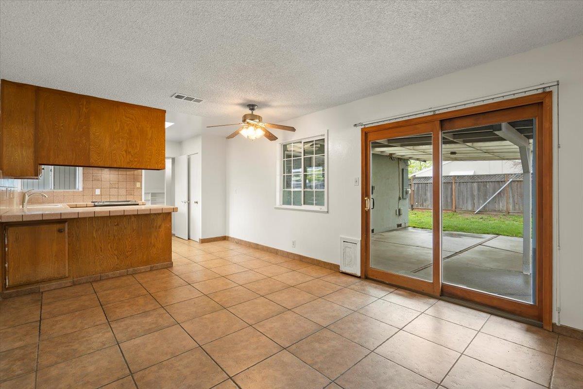 Detail Gallery Image 9 of 19 For 595 Yurok Cir, San Jose,  CA 95123 - 3 Beds | 2 Baths