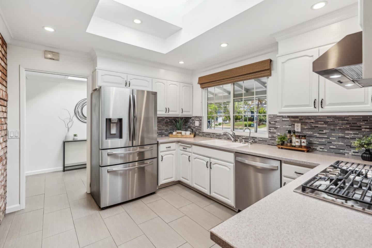 Detail Gallery Image 13 of 31 For 2290 Westmoreland Dr, San Jose,  CA 95124 - 4 Beds | 2/1 Baths