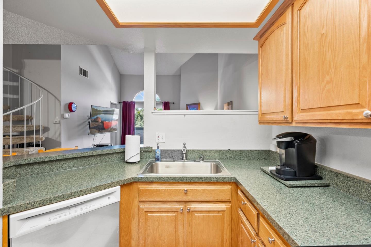 Detail Gallery Image 10 of 27 For 25930 Kay Ave #301,  Hayward,  CA 94545 - 2 Beds | 1/1 Baths
