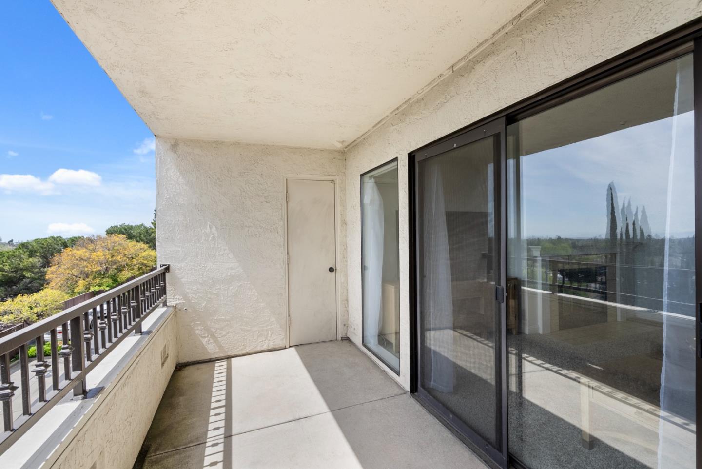Detail Gallery Image 2 of 23 For 22012 Sevilla Rd #109,  Hayward,  CA 94541 - 2 Beds | 2 Baths