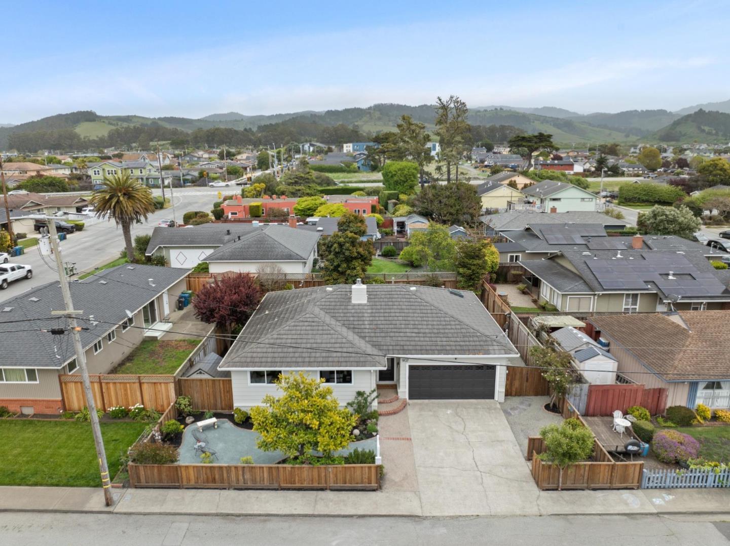 Detail Gallery Image 3 of 37 For 907 Third Ave, Half Moon Bay,  CA 94019 - 3 Beds | 2 Baths