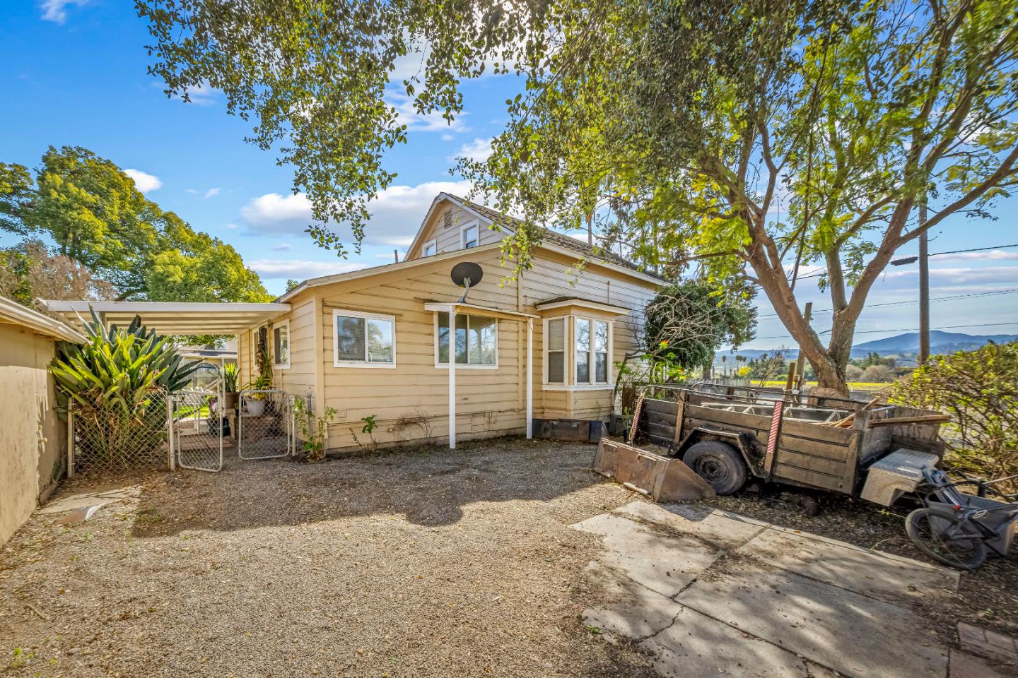 Detail Gallery Image 2 of 16 For 586 Monterey Rd, Morgan Hill,  CA 95037 - 3 Beds | 1 Baths