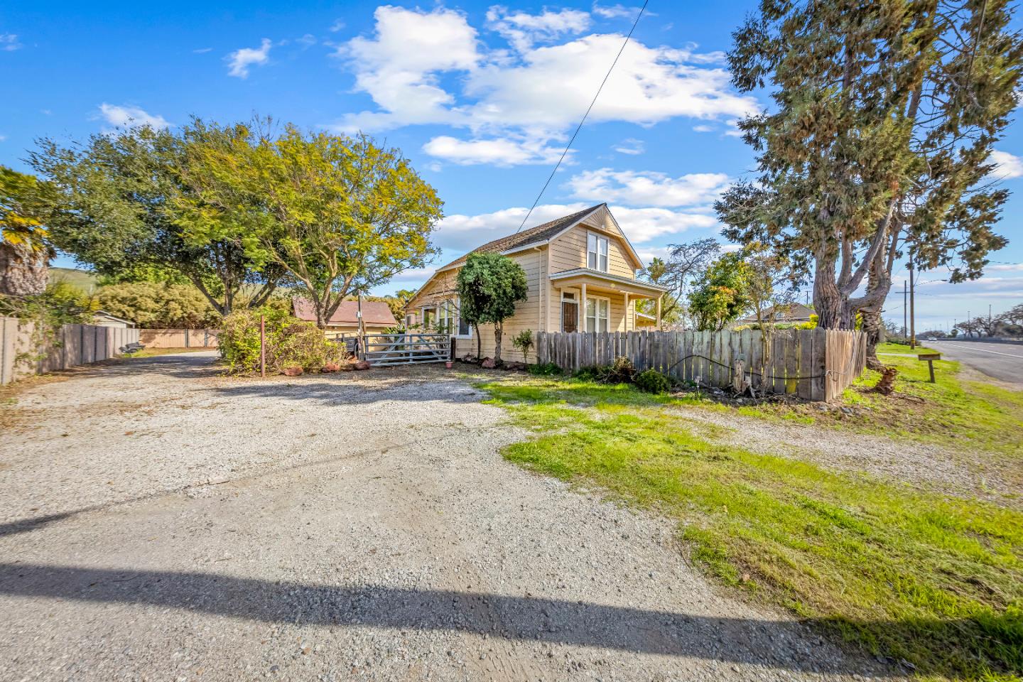 Detail Gallery Image 3 of 16 For 586 Monterey Rd, Morgan Hill,  CA 95037 - 3 Beds | 1 Baths