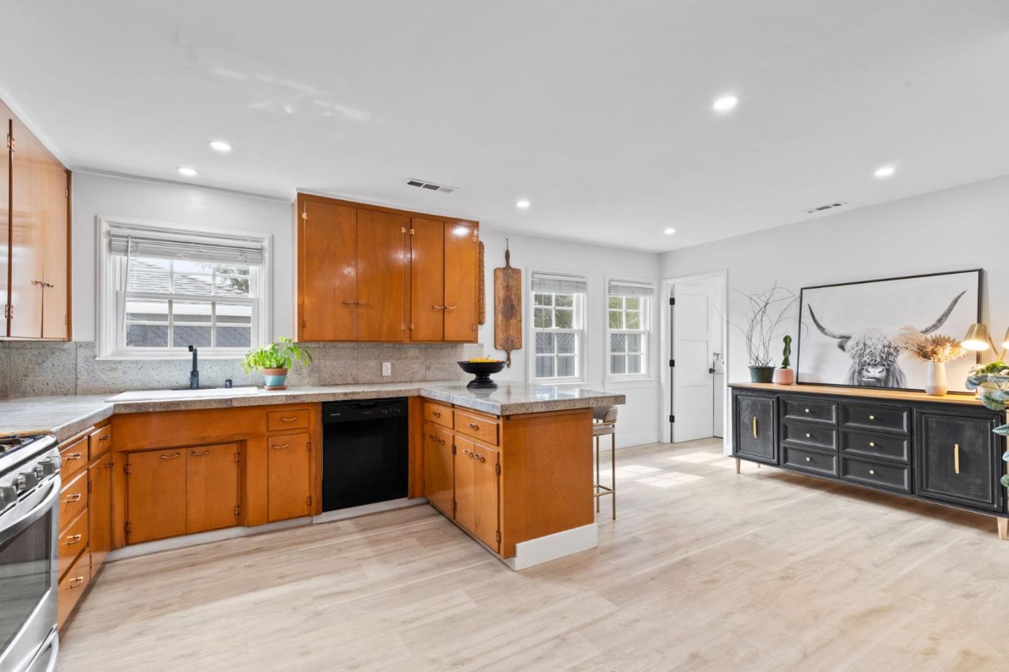 Detail Gallery Image 19 of 44 For 717 Elm St, San Jose,  CA 95126 - 3 Beds | 1/1 Baths
