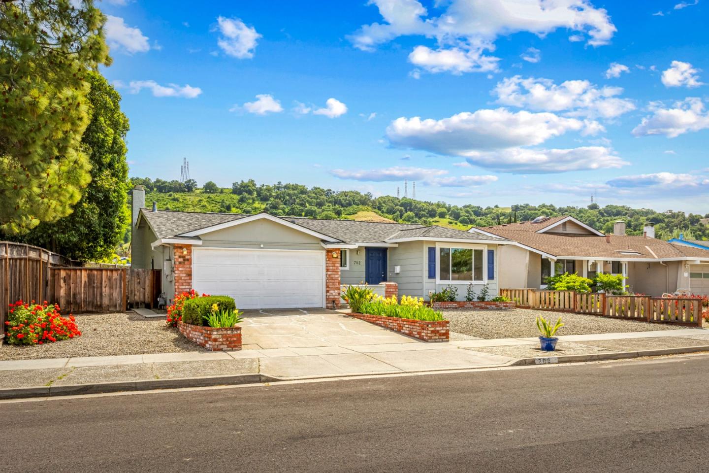 Detail Gallery Image 2 of 46 For 702 Cree Dr, San Jose,  CA 95123 - 4 Beds | 2 Baths