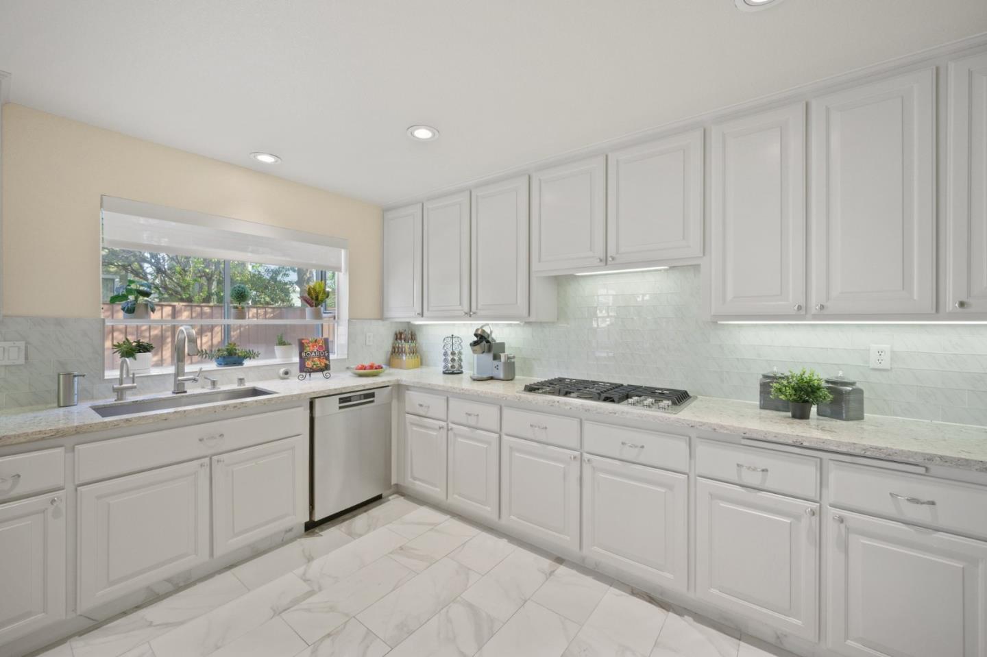 Detail Gallery Image 15 of 76 For 1252 Montcourse Ln, San Jose,  CA 95131 - 4 Beds | 2/1 Baths