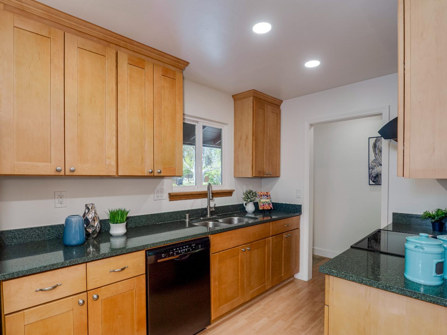 Detail Gallery Image 4 of 26 For 1450 Myrtle Ave, San Jose,  CA 95118 - 3 Beds | 2 Baths