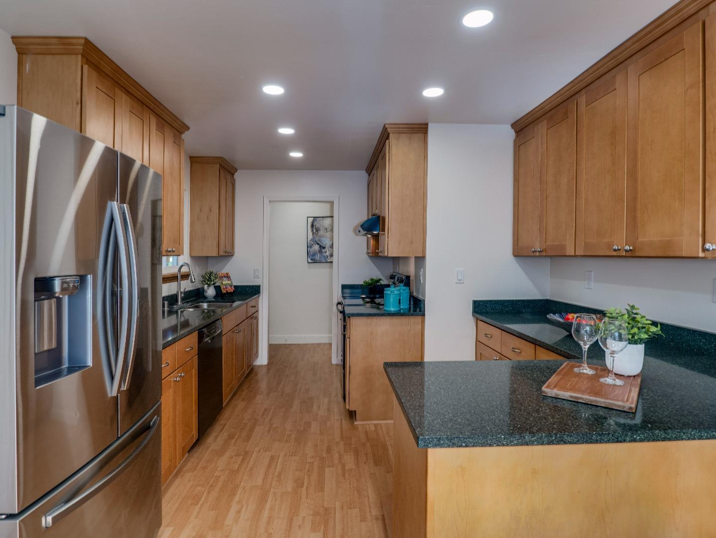 Detail Gallery Image 5 of 26 For 1450 Myrtle Ave, San Jose,  CA 95118 - 3 Beds | 2 Baths