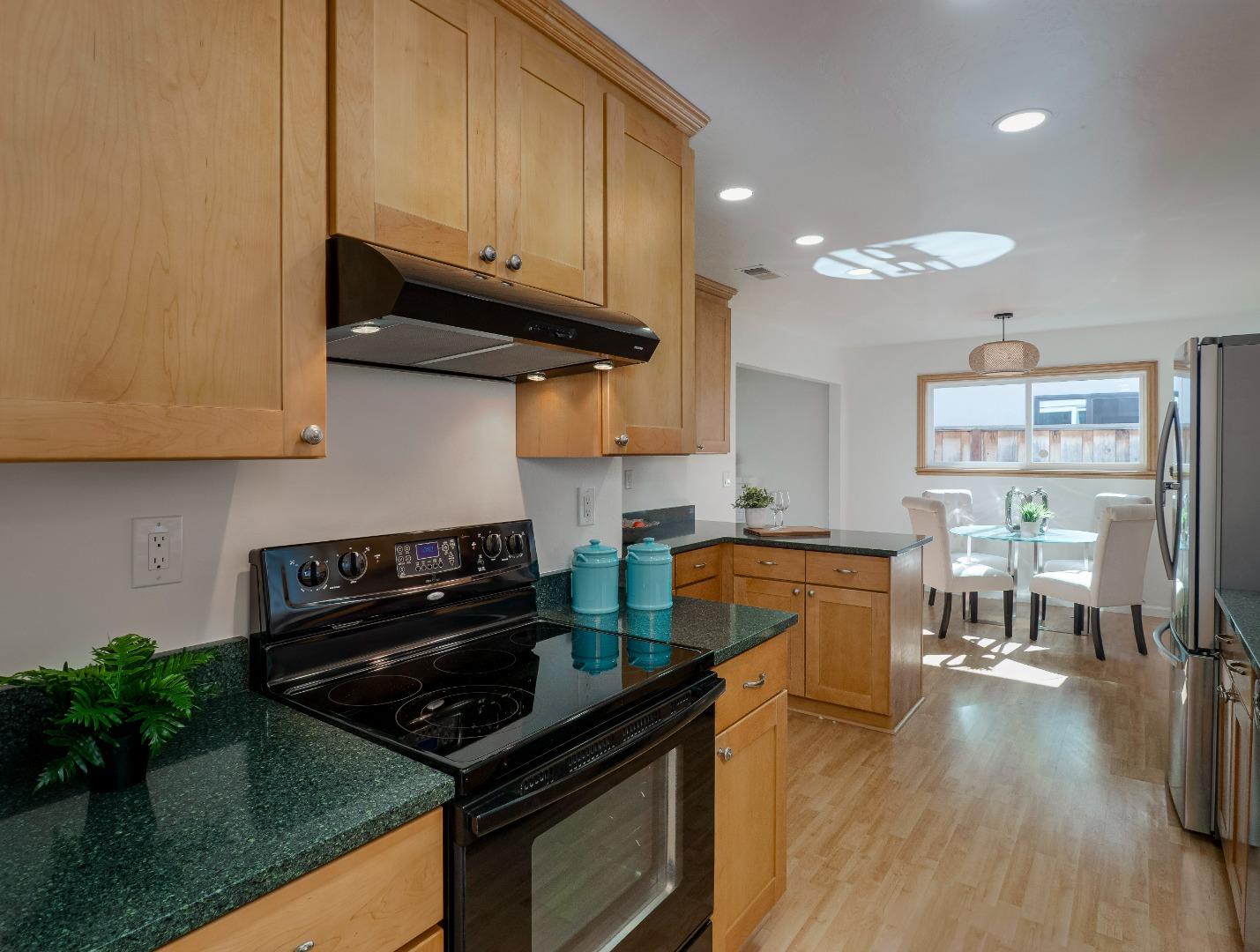 Detail Gallery Image 6 of 26 For 1450 Myrtle Ave, San Jose,  CA 95118 - 3 Beds | 2 Baths