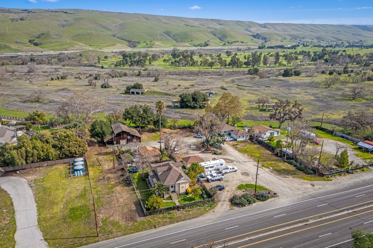 Detail Gallery Image 5 of 49 For 584-585 Monterey Rd, Morgan Hill,  CA 95037 - 5 Beds | 2 Baths