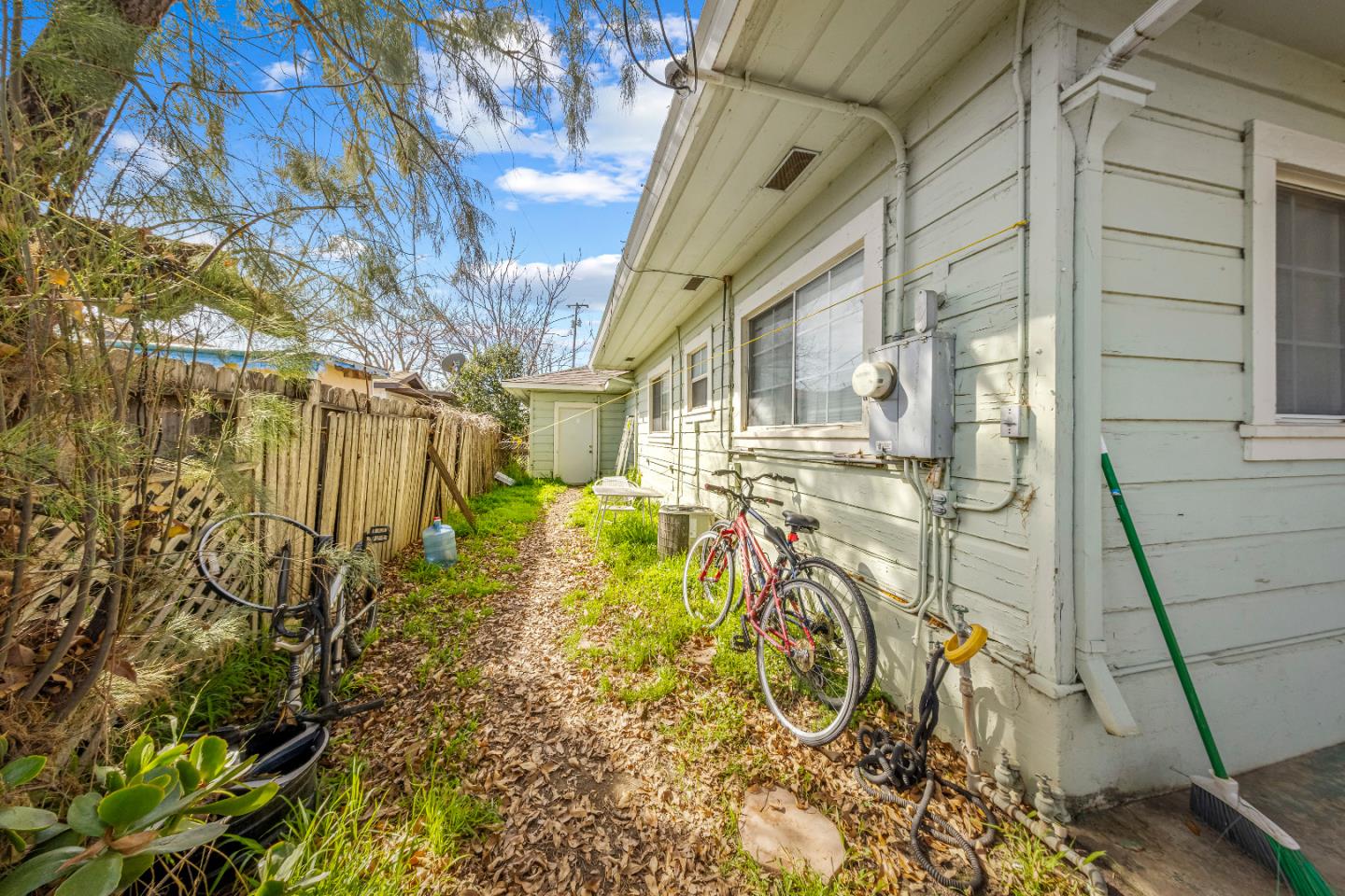 Detail Gallery Image 9 of 49 For 584-585 Monterey Rd, Morgan Hill,  CA 95037 - 5 Beds | 2 Baths