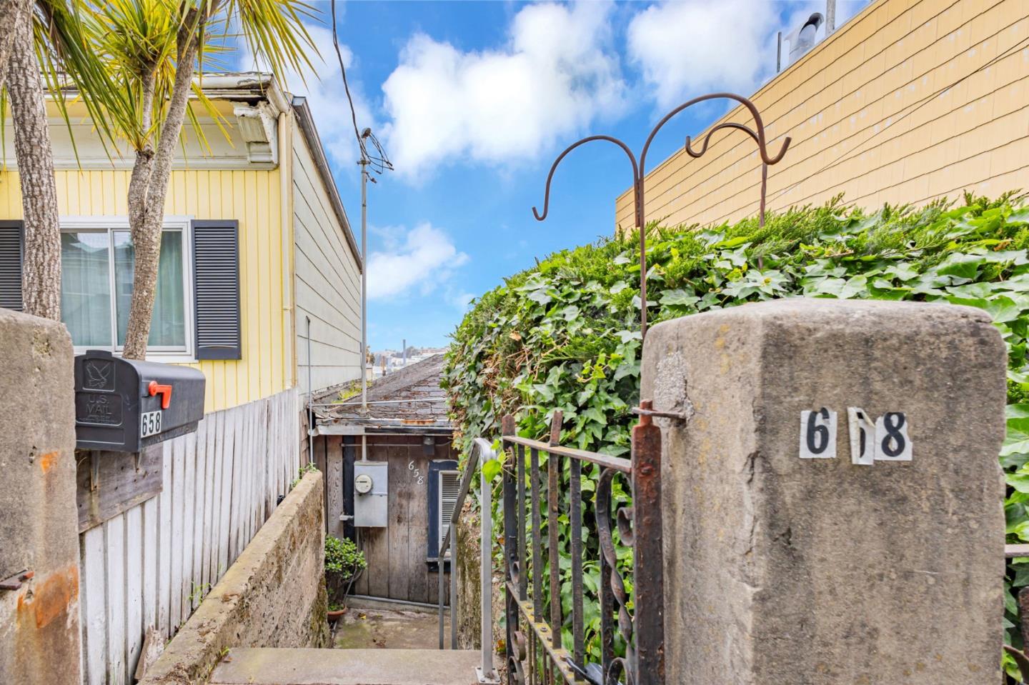Detail Gallery Image 2 of 35 For 658 Lisbon St, San Francisco,  CA 94112 - 2 Beds | 1 Baths