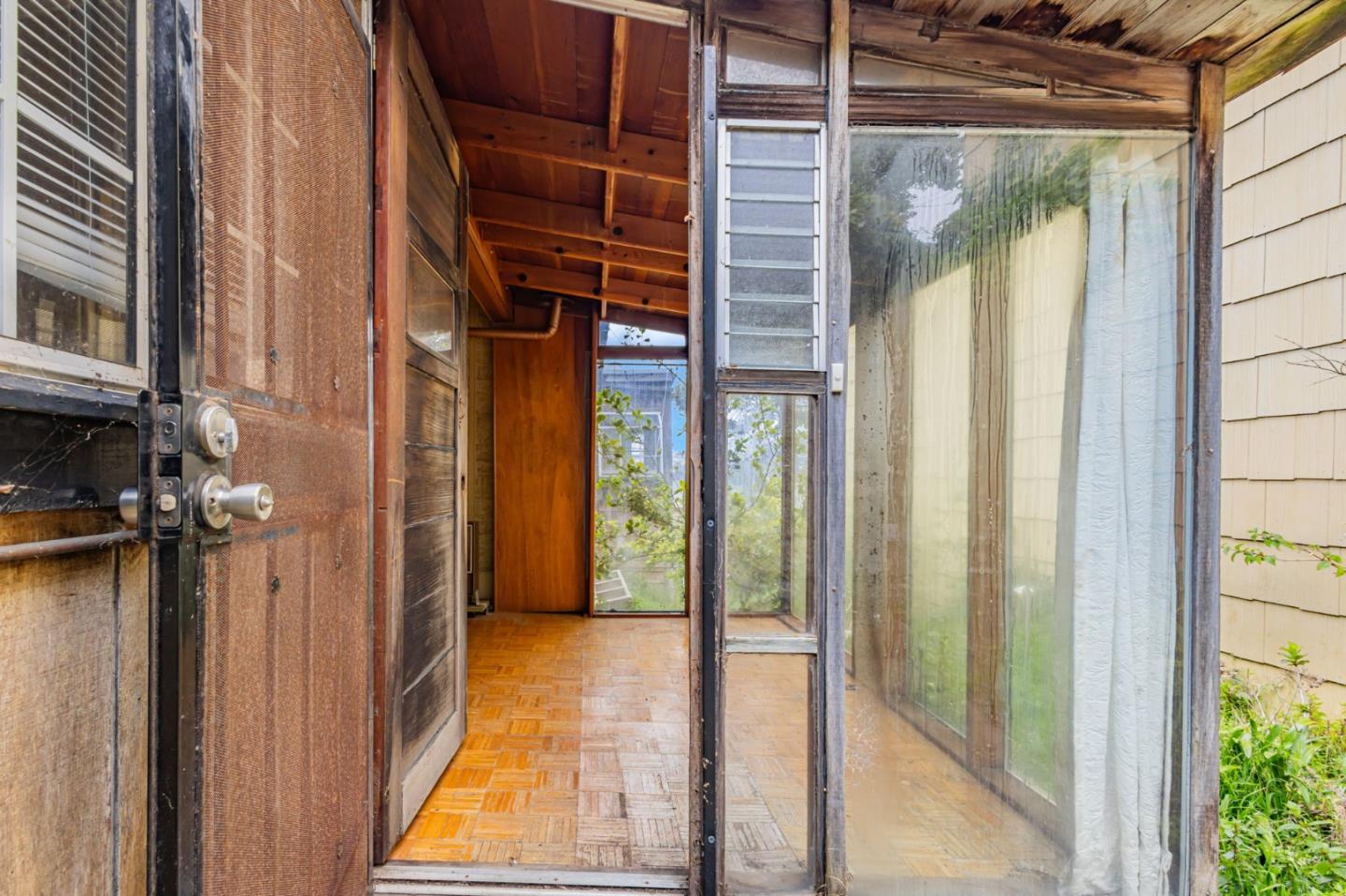 Detail Gallery Image 3 of 35 For 658 Lisbon St, San Francisco,  CA 94112 - 2 Beds | 1 Baths