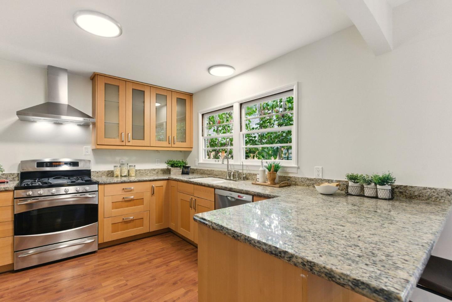 Detail Gallery Image 13 of 25 For 279 Oakhurst Pl, Menlo Park,  CA 94025 - 4 Beds | 2 Baths