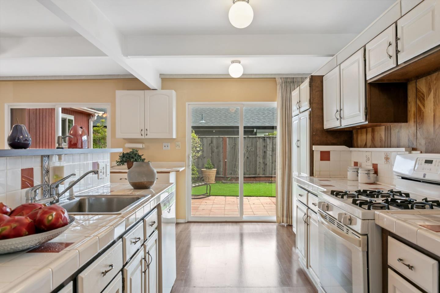 Detail Gallery Image 8 of 41 For 1708 Yorktown Rd, San Mateo,  CA 94402 - 4 Beds | 2 Baths