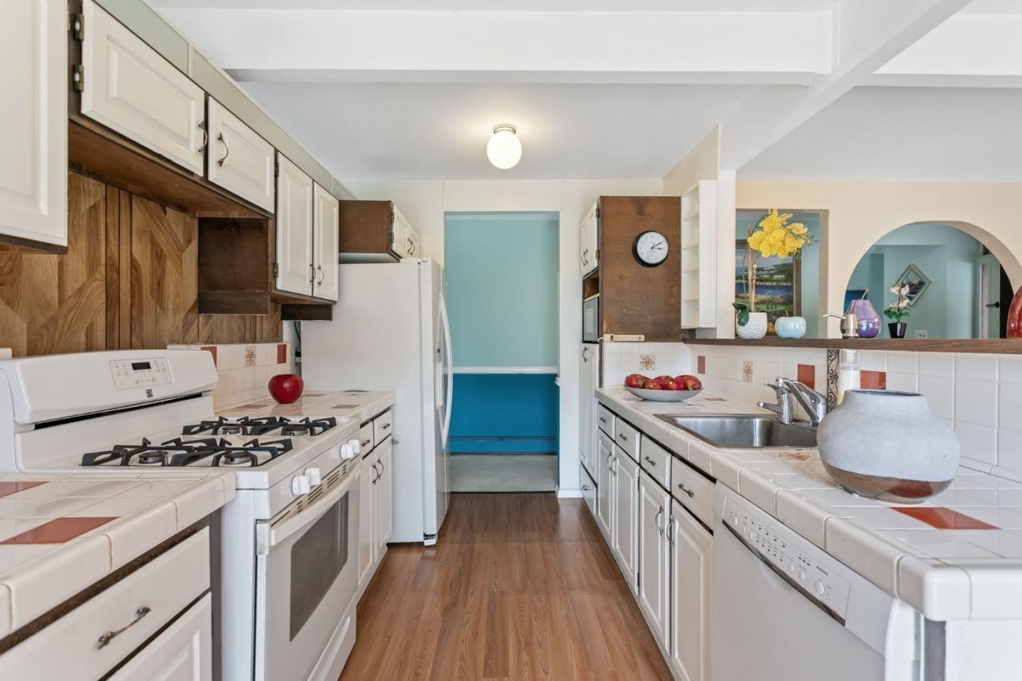 Detail Gallery Image 9 of 41 For 1708 Yorktown Rd, San Mateo,  CA 94402 - 4 Beds | 2 Baths