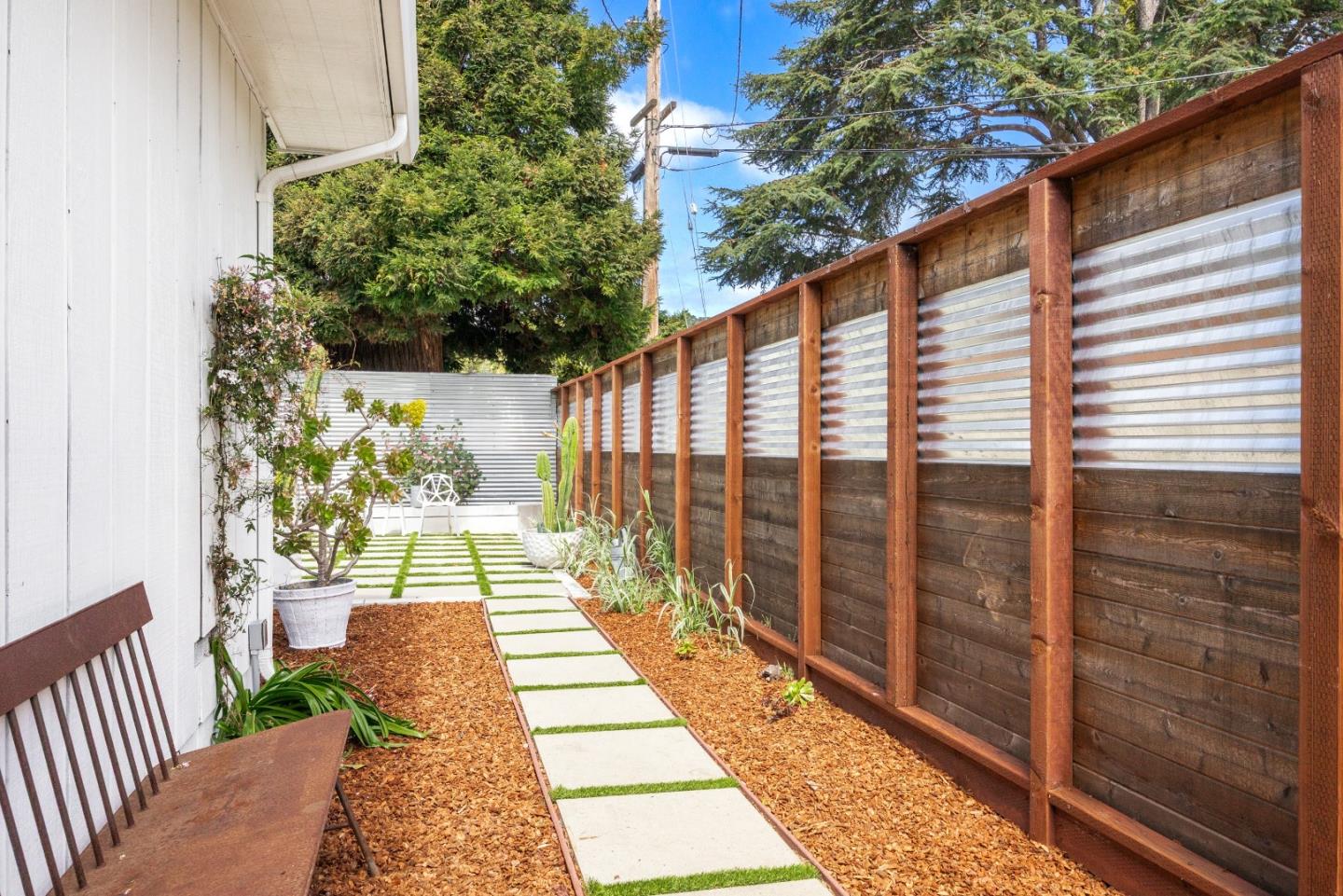 Detail Gallery Image 10 of 44 For 518 King St, Santa Cruz,  CA 95060 - 3 Beds | 2 Baths