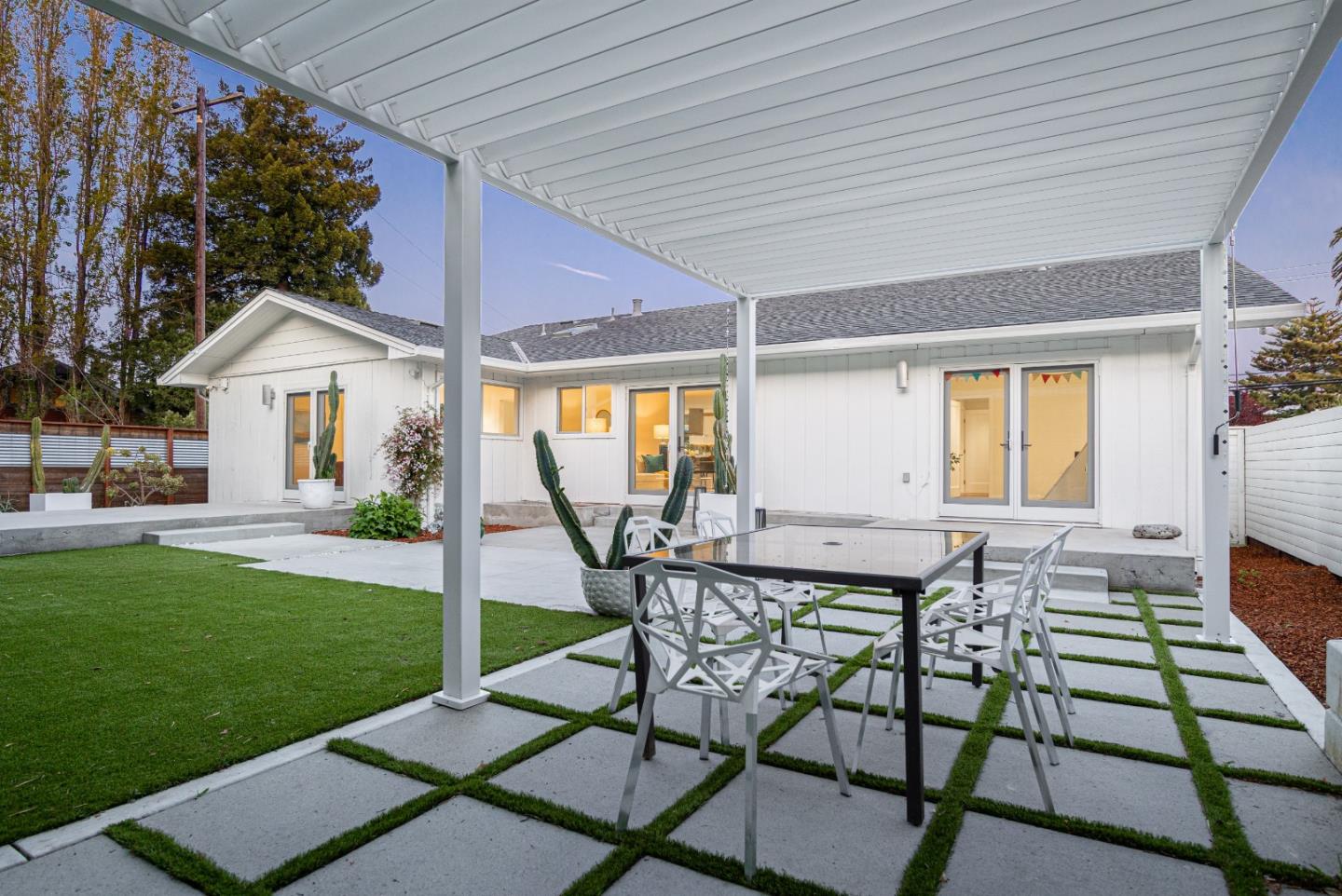 Detail Gallery Image 3 of 44 For 518 King St, Santa Cruz,  CA 95060 - 3 Beds | 2 Baths