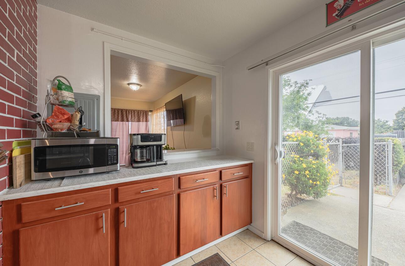 Detail Gallery Image 9 of 18 For 1484 Sonoma Ave, Seaside,  CA 93955 - 6 Beds | 2 Baths