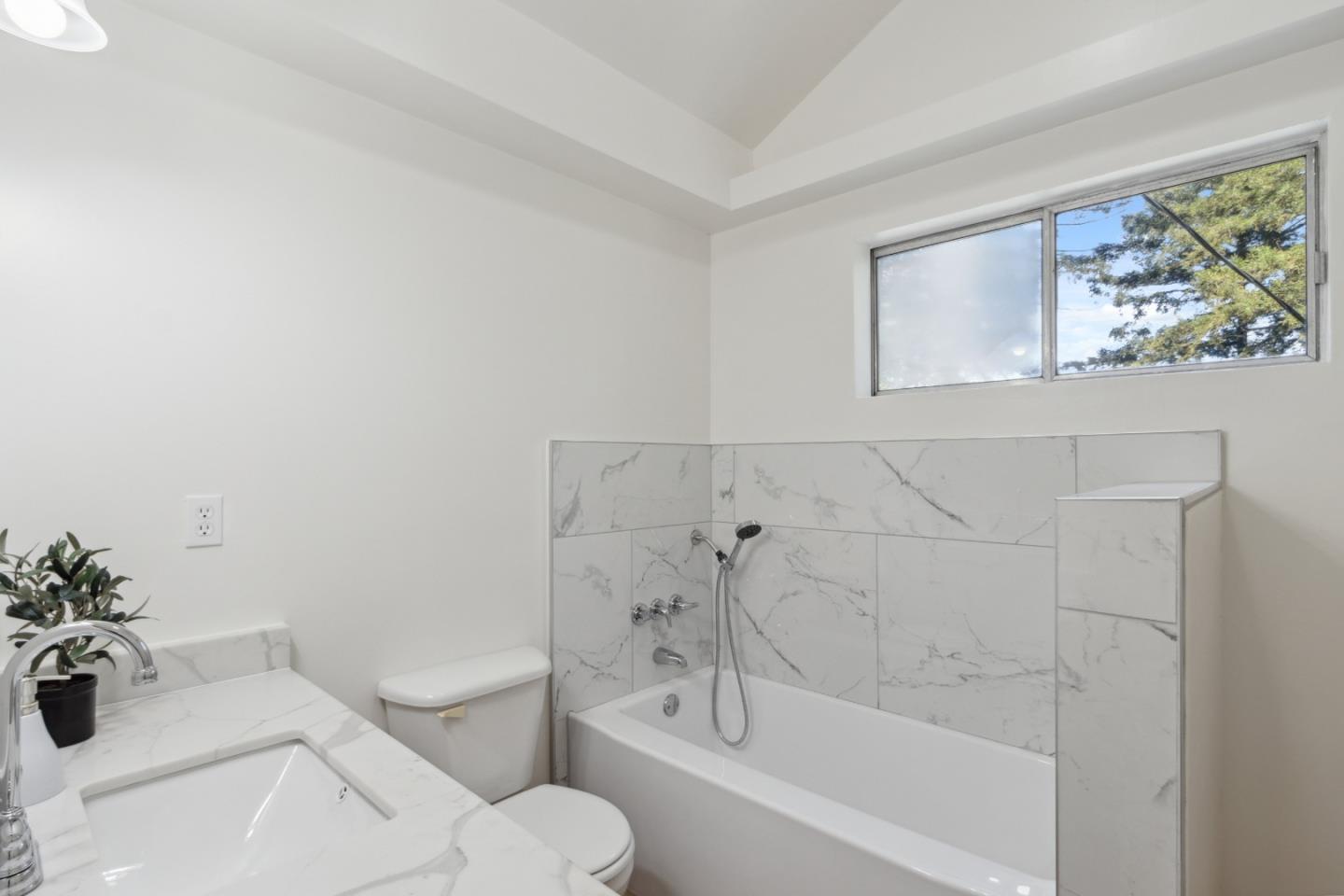 Detail Gallery Image 14 of 36 For 180 Sweet Pea Ln, Ben Lomond,  CA 95005 - 5 Beds | 2 Baths