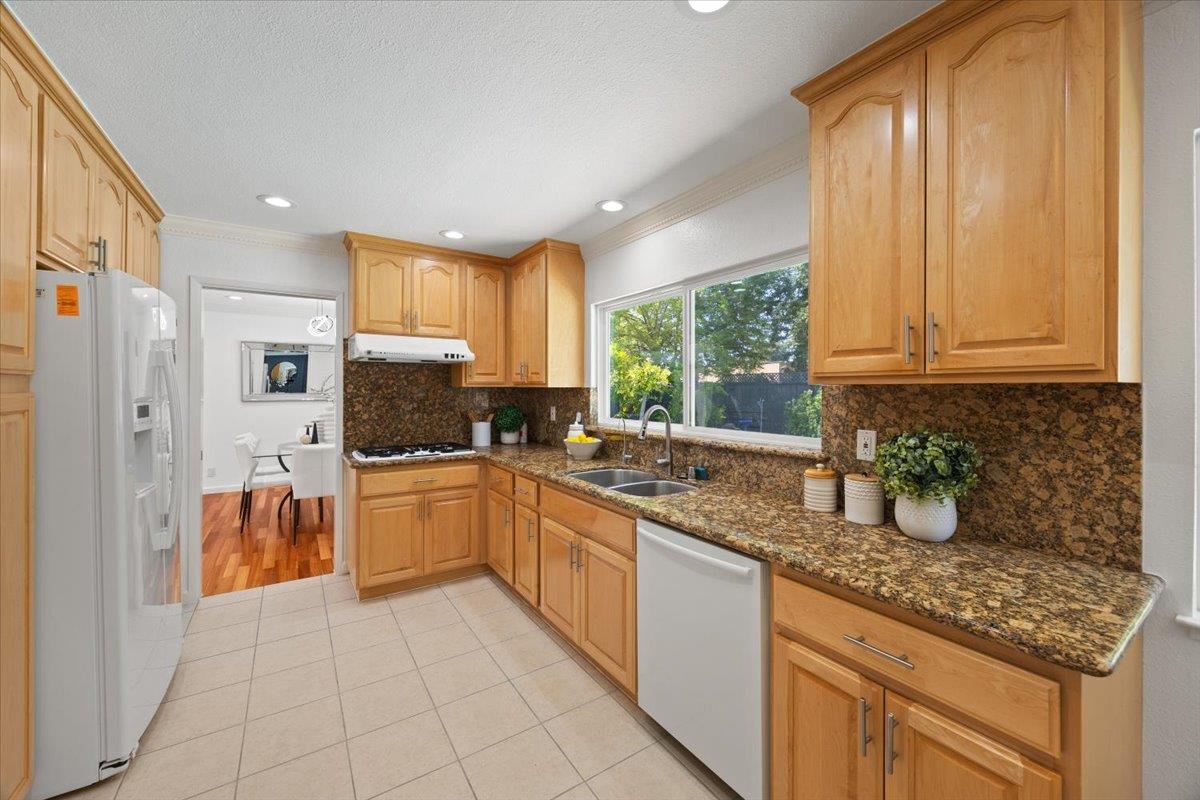 Detail Gallery Image 11 of 60 For 21547 Rosario Ave, Cupertino,  CA 95014 - 4 Beds | 3 Baths