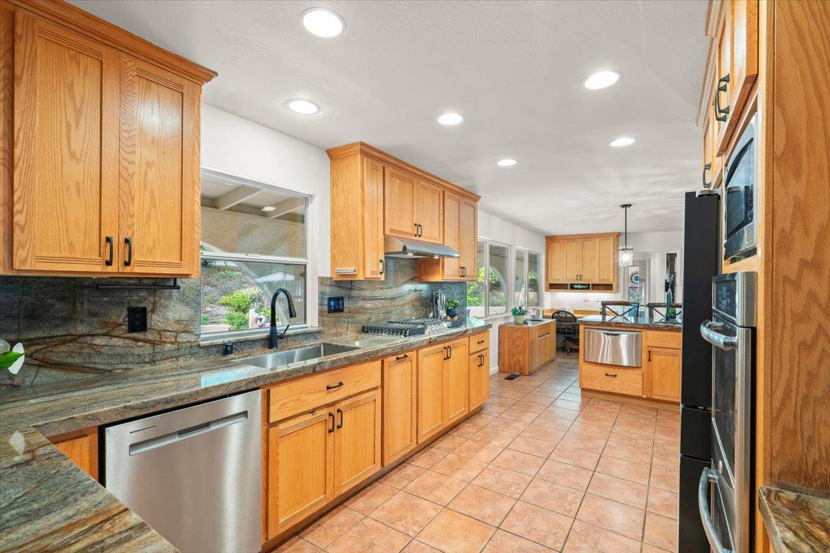 Detail Gallery Image 14 of 66 For 8103 Crestview Ct, Gilroy,  CA 95020 - 3 Beds | 3 Baths