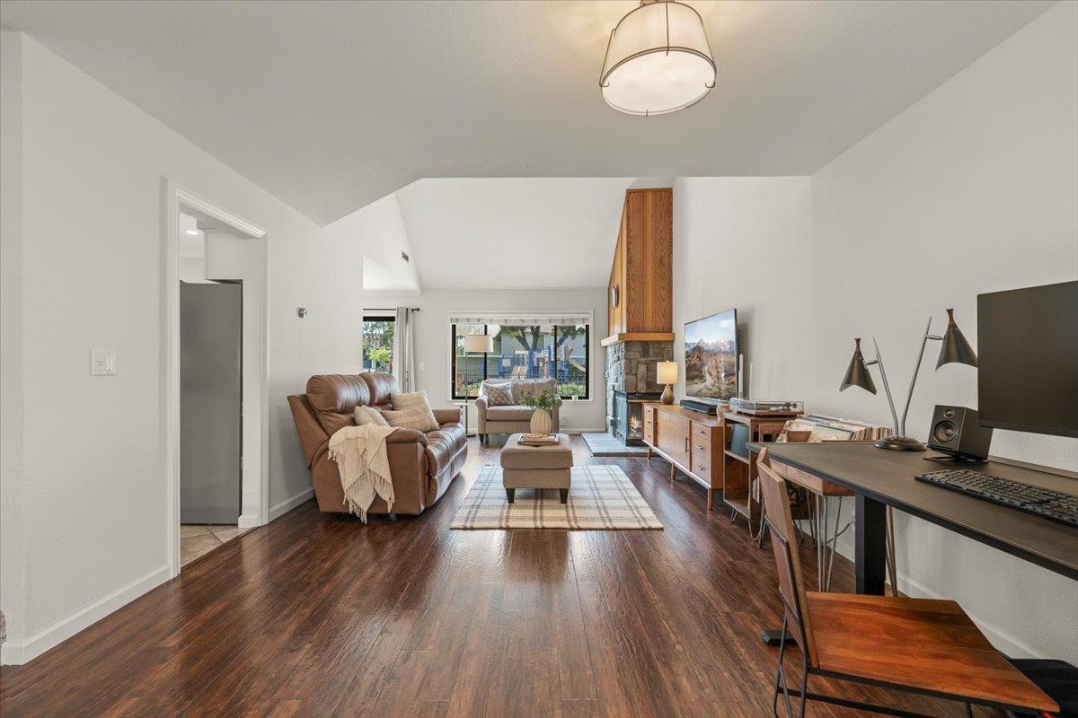 Detail Gallery Image 2 of 27 For 17068 Creekside Cir, Morgan Hill,  CA 95037 - 3 Beds | 2/1 Baths