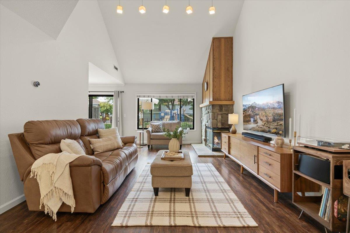 Detail Gallery Image 4 of 27 For 17068 Creekside Cir, Morgan Hill,  CA 95037 - 3 Beds | 2/1 Baths